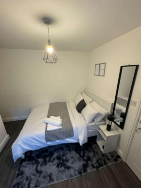 Private Room - Ensuite Bathroom - Free Parking